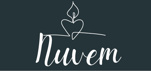 Her alev, bir hikâye anlatır. Nuvem Candle’ın zarif mumları, sadece ışık vermek için değil; yaşam alanlarınıza lüksün en sofistike halini taşımak için tasarlandı.
Her bir mum, doğadan ilham alarak sınırlı sayıda ve özenle elde hazırlanır. İncecik bir kıvılcım, ortamı sarmalayan büyüleyici bir kokuya dönüşürken, anılarınızın fonunda size eşlik eder.
Nuvem Candle, yalnızca bir mum değil; her detayıyla özenle işlenmiş, duyularınıza hitap eden kişisel bir deneyimdir.